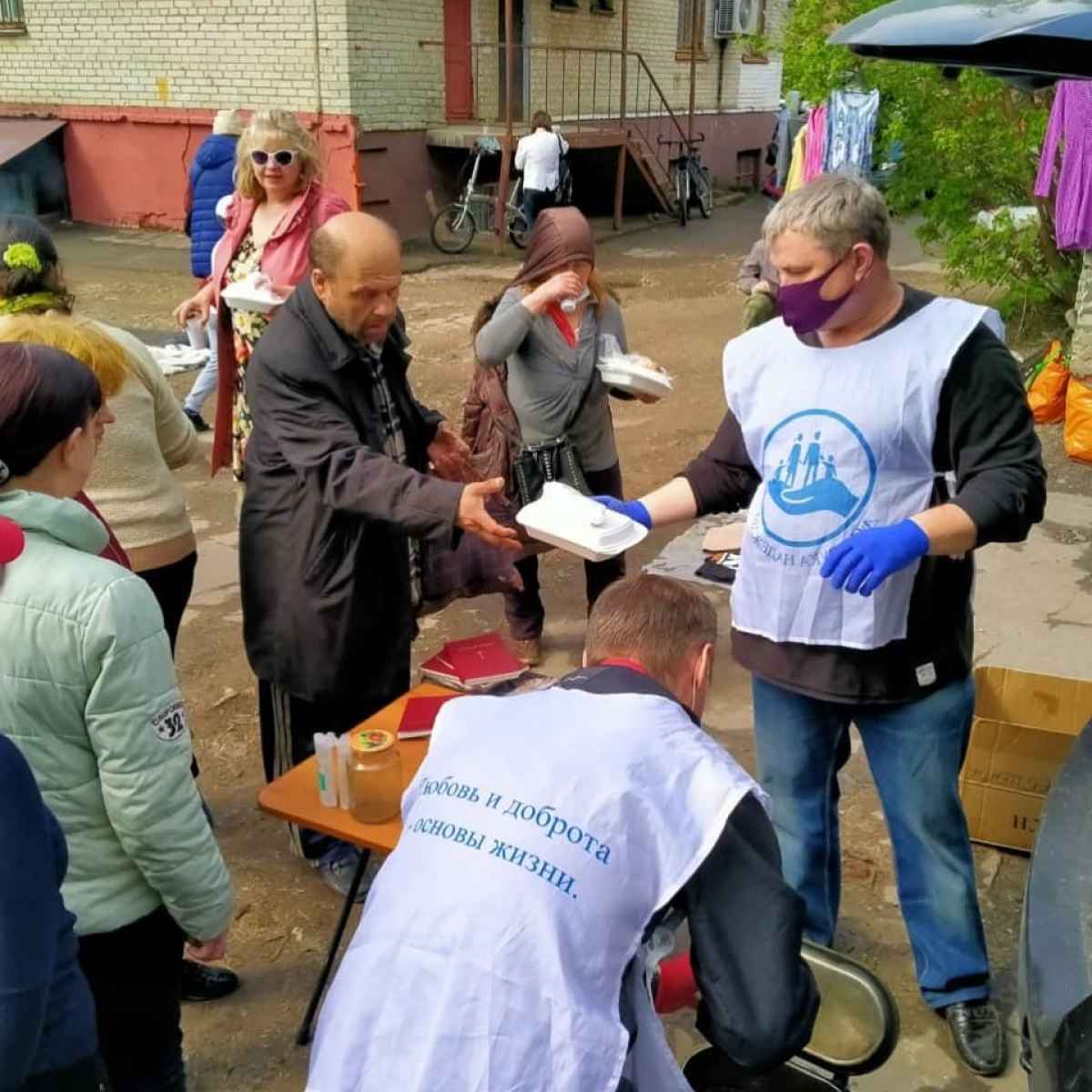 волонтеры раздают еду бездомным