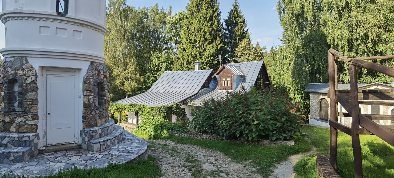 Здесь живут зависимые и бездомные люди.